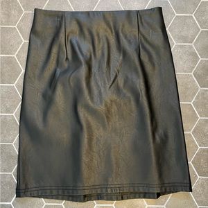 Faux leather fitted mini skirt with elastic